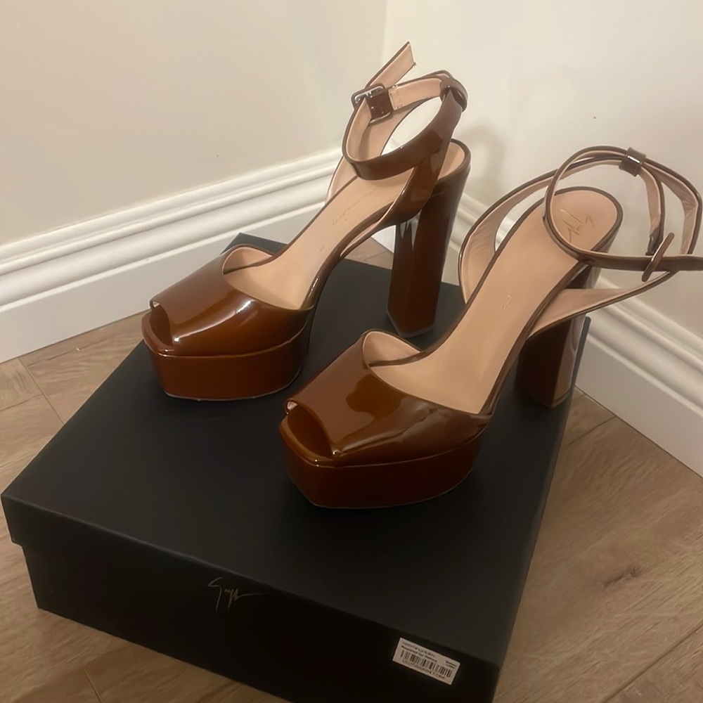 Giuseppe Zanotti Women’s Platform shoes!! Size 39!!